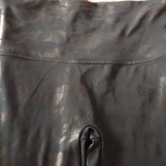 Spanx camo print black leggings shapewear matt and shiny Size M - Picture 4 of 7
